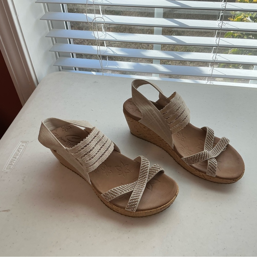 Sketchers  Luxe Foam Elegant Beige Wedge Sandals